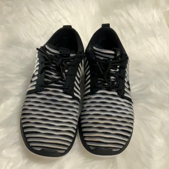 NIKE👟Tennis shoes 👟 Roshe two flyknit white/black. Size US 5 - Picture 1 of 11